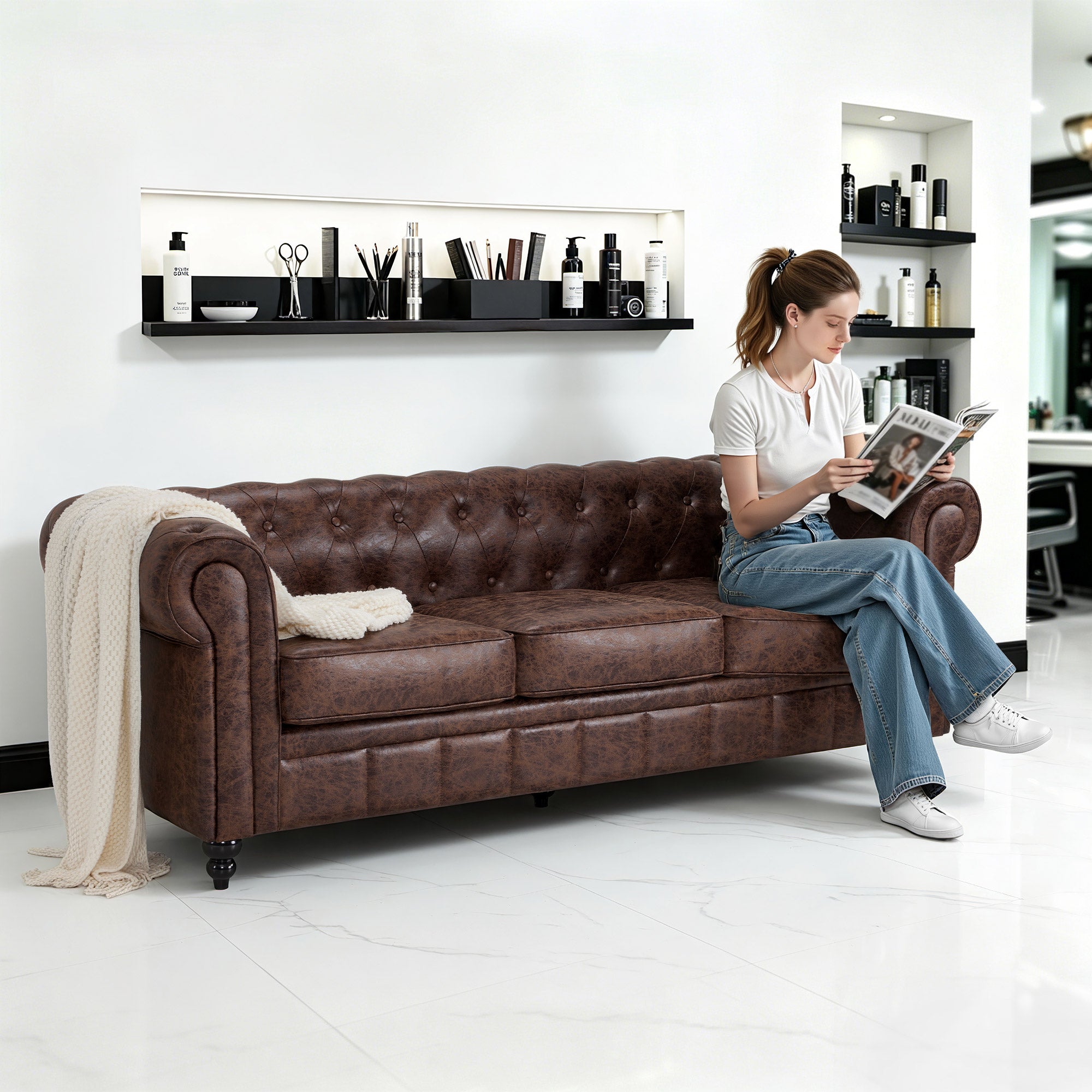 BarberPub Canapé Chesterfield 3 Places 208 cm, Banquette d'attente Vintage pour Salon de Coiffure, Banc avec Dossier et Accoudoirs Canapé 3 Places, Mobilier de Salon de Coiffure Classique W536